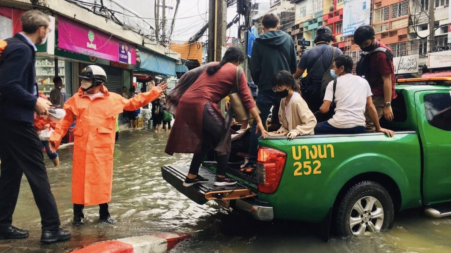 Authorities aid residents on Oct. 3, 2022, in Bangkok’s Bang Na area during flash floods. Photo: Bangkok Metropolitan Administration
