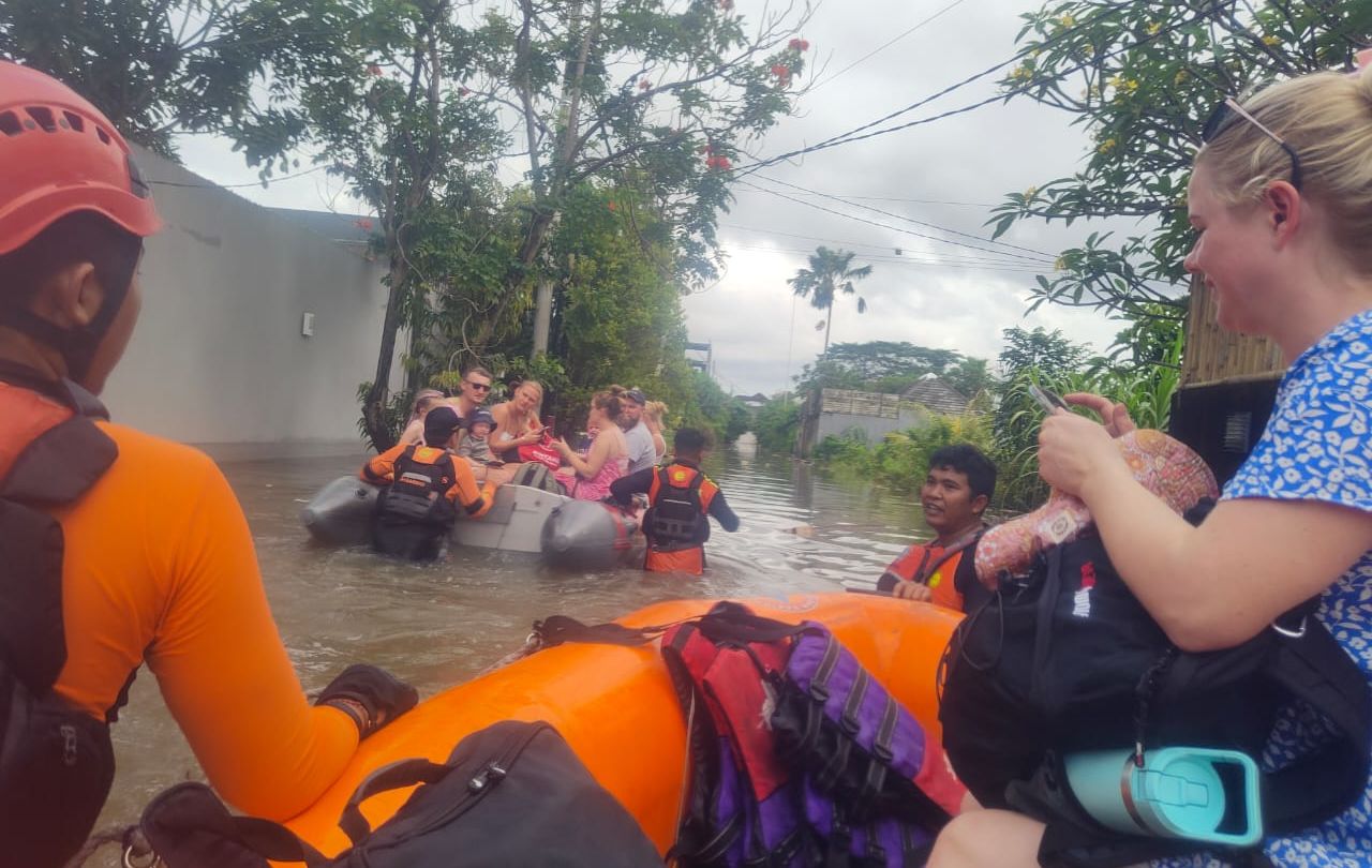The Search and Rescue Agency evacuated several tourists from their villas in Seminyak on Oct. 8, 2022, due to floods. Photo: Obtained.