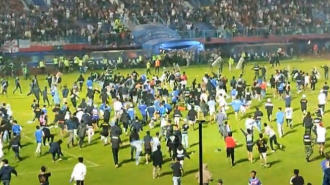 Arema fans flooding the pitch after their team lost to arch rivals Persebaya on Oct. 1, 2022. Photo: Video screengrab