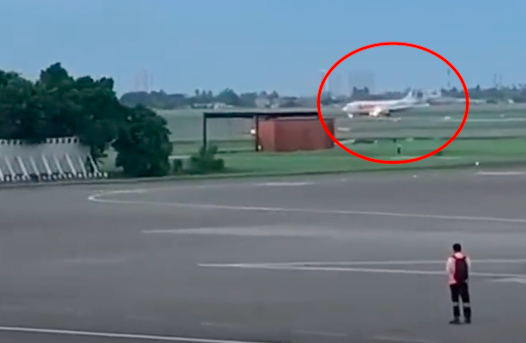 Lion Air flight JT-330 touching down in Jakarta after a reported engine failure on Oct. 26, 2022. Photo: Video screengrab