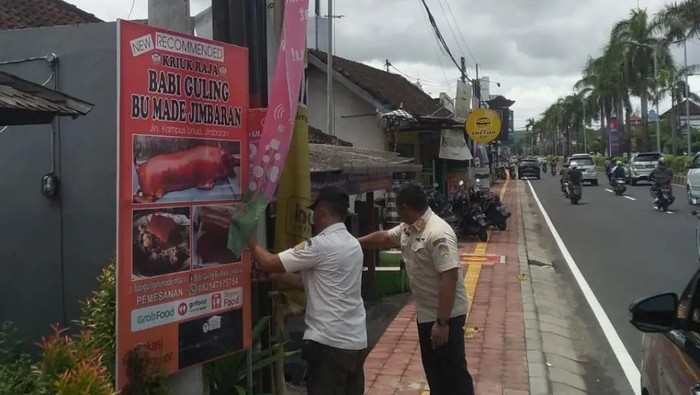 The Bali Satpol PP (Public Order Agency) officials removed babi guling (suckling pig) banner from a Jimbaran road ahead of the G20 Summit on Nov. 15 and Nov. 16. Photo: Obtained.