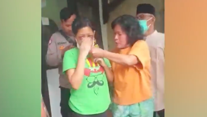 Rohimah (in green) being rescued from the home where she worked on Oct. 29, 2022. Photo: Video screengrab