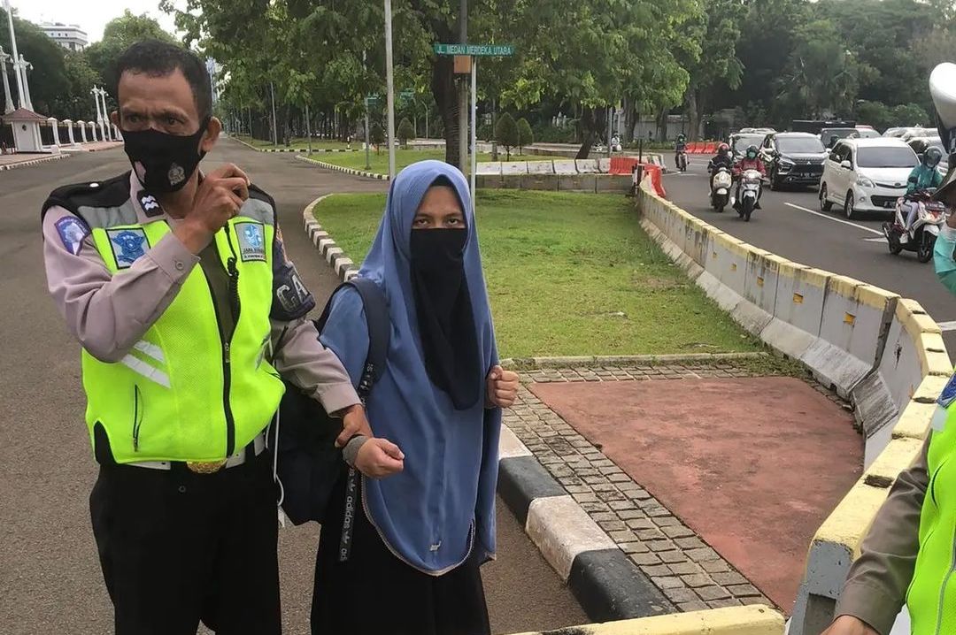 Security personnel detaining an armed and unidentified woman who reportedly attempted to breach Presidential Palace security on Oct. 25, 2022. Photo: Instagram/@lovers_polri