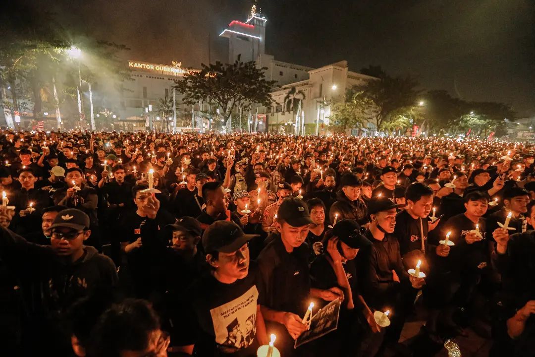Thousands of Persebaya fans hold a vigil for the victims of the Kanjuruhan tragedy on Oct. 3, 2022. Photo: Instagram/@officialpersebaya