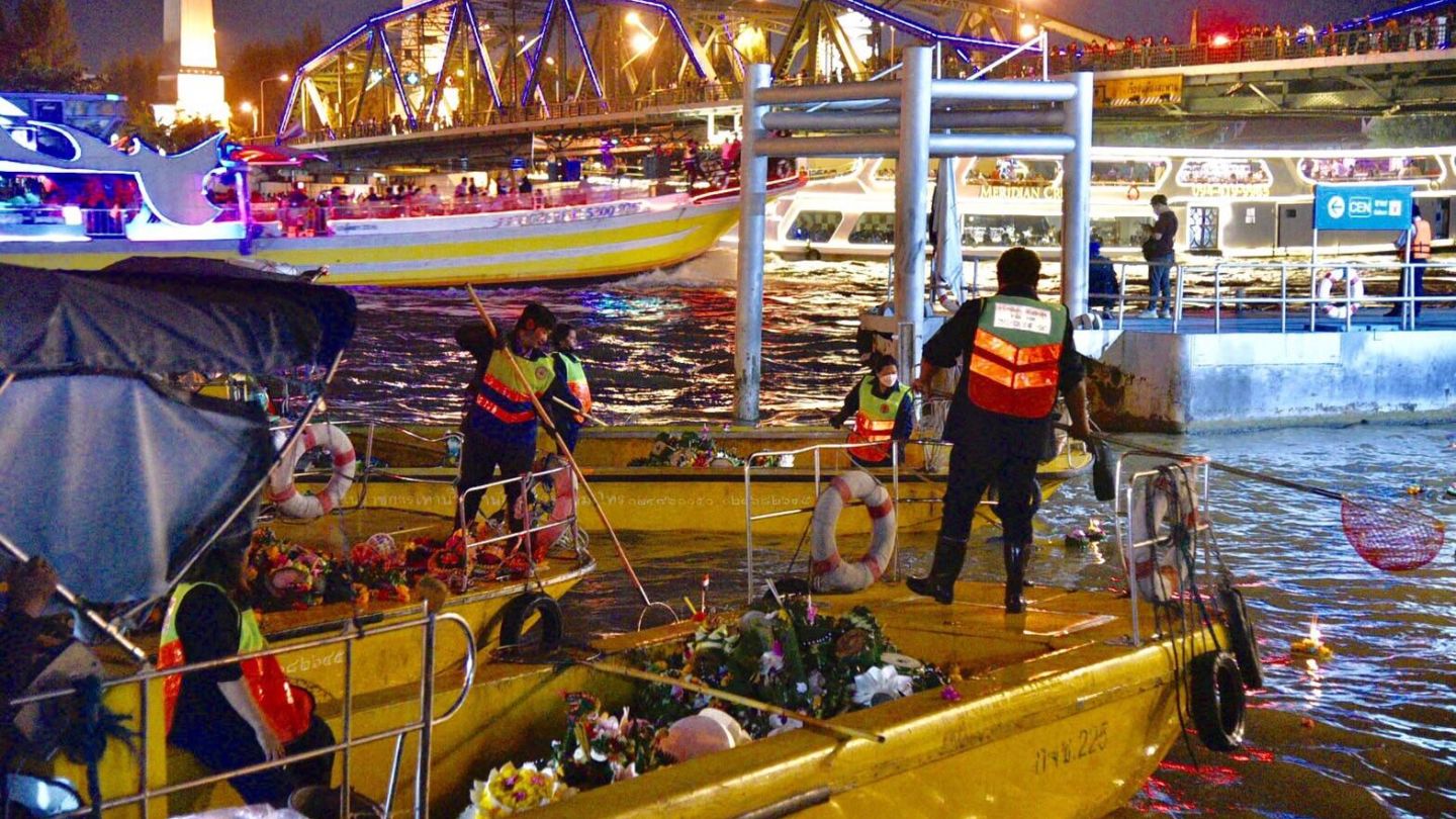 City workers collect krathongs Tuesday night from the Chao Phraya River. Photo: Bangkok Metropolitan Administration
