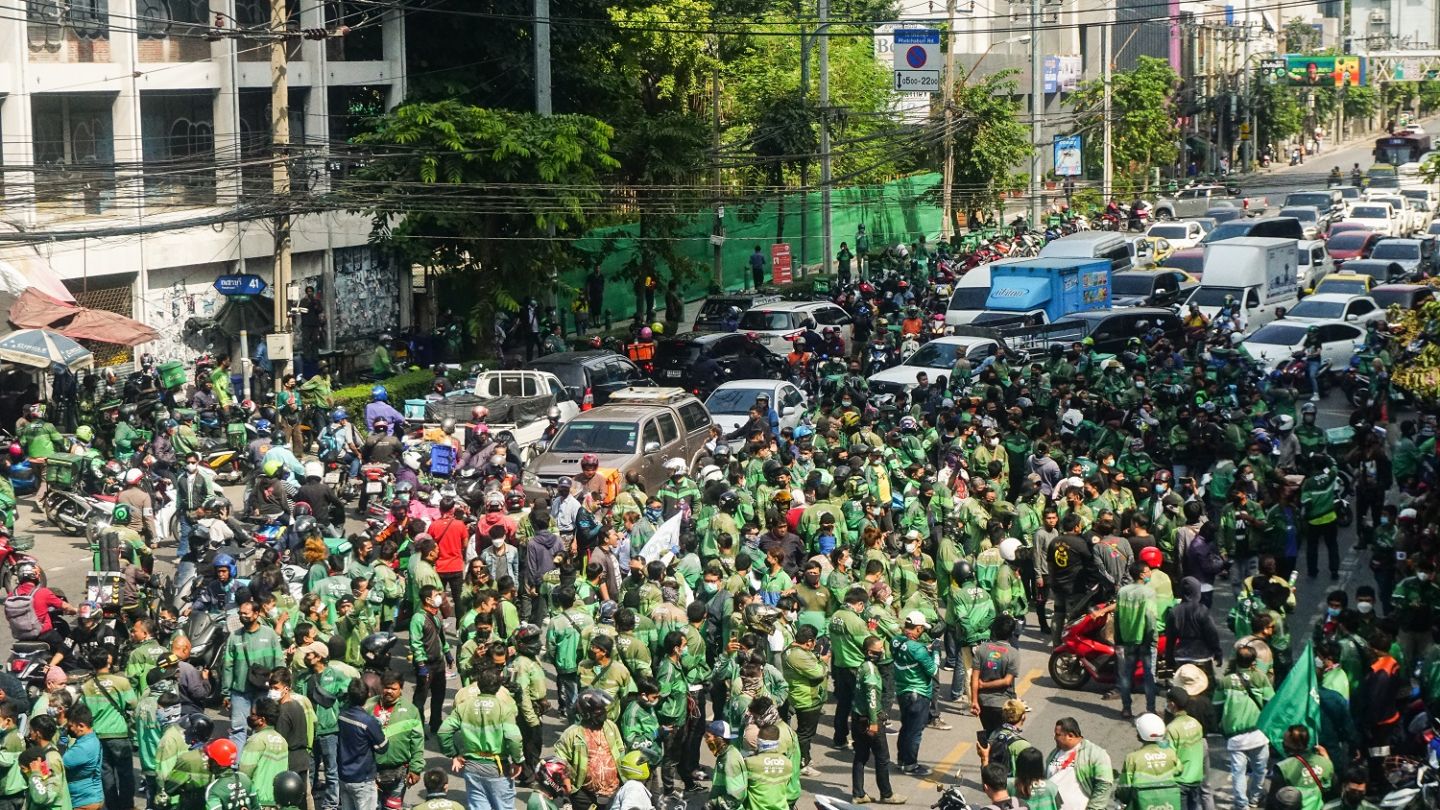 Grab riders at 1:30pm Thursday  flooded the Phetchaburi Road, shutting down traffic until corporate management change course and meet with them. Photo: Chayanit Itthipongmaetee / Coconuts Bangkok