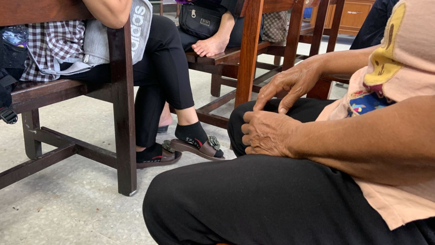 Mothers of human trafficking victims talk to a reporter on Oct. 25, 2022, at the Criminal Court on Ratchadaphisek Road. Photo: Chayanit Itthipongmaetee / Coconuts Bangkok