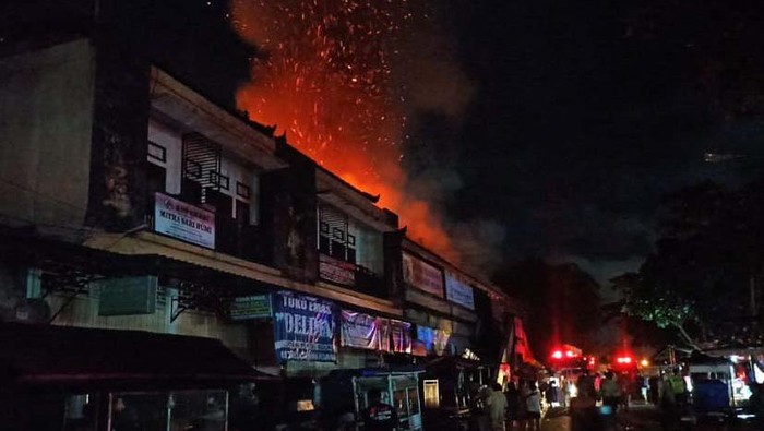 Fire engulf Mengi traditional market on Nov. 29, 2022. Photo: Badung Police