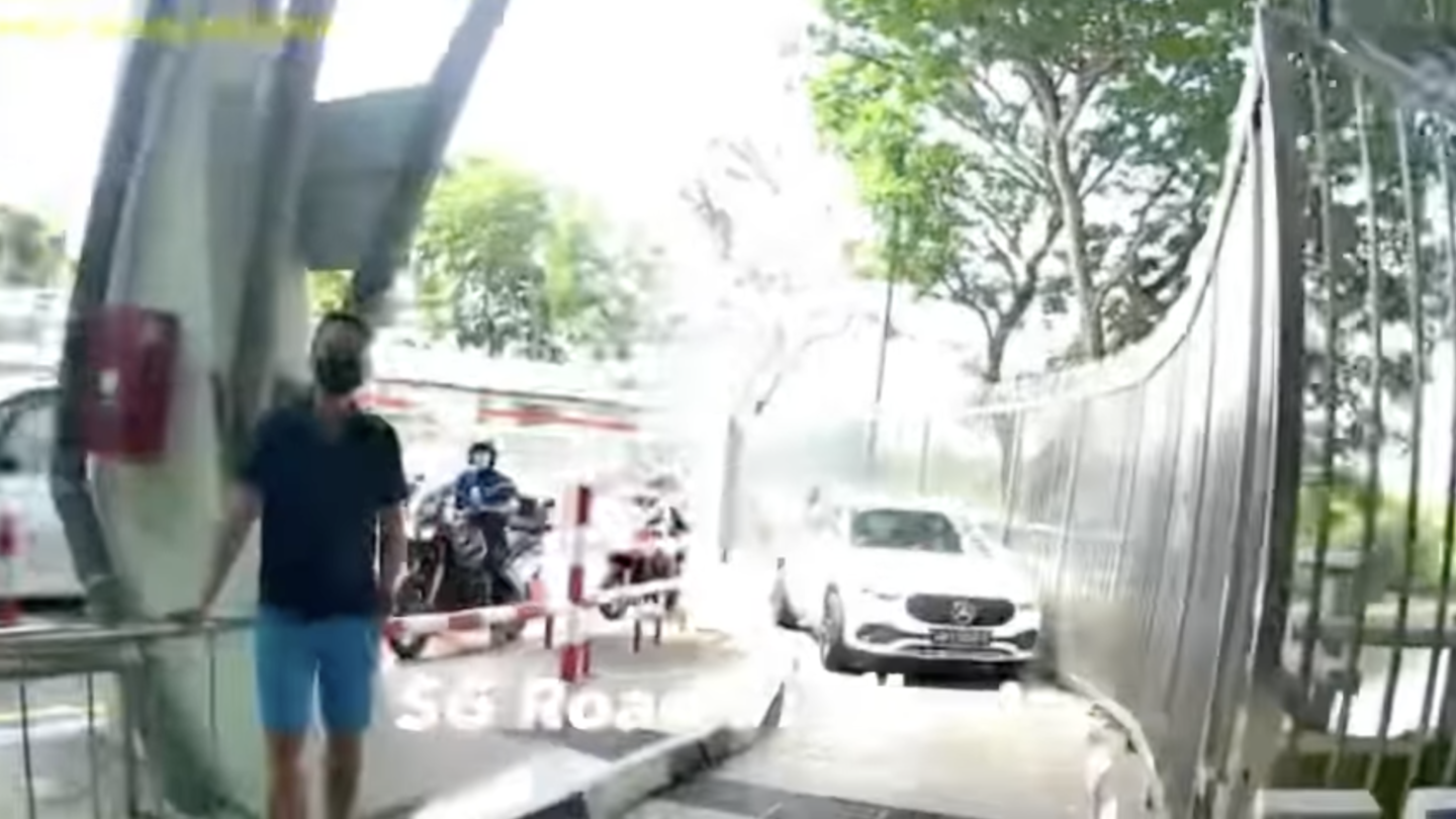 The unshamed driver who blocked traffic in the motorcycle lane of Woodlands Checkpoint. Photo: SG Road Vigilante
