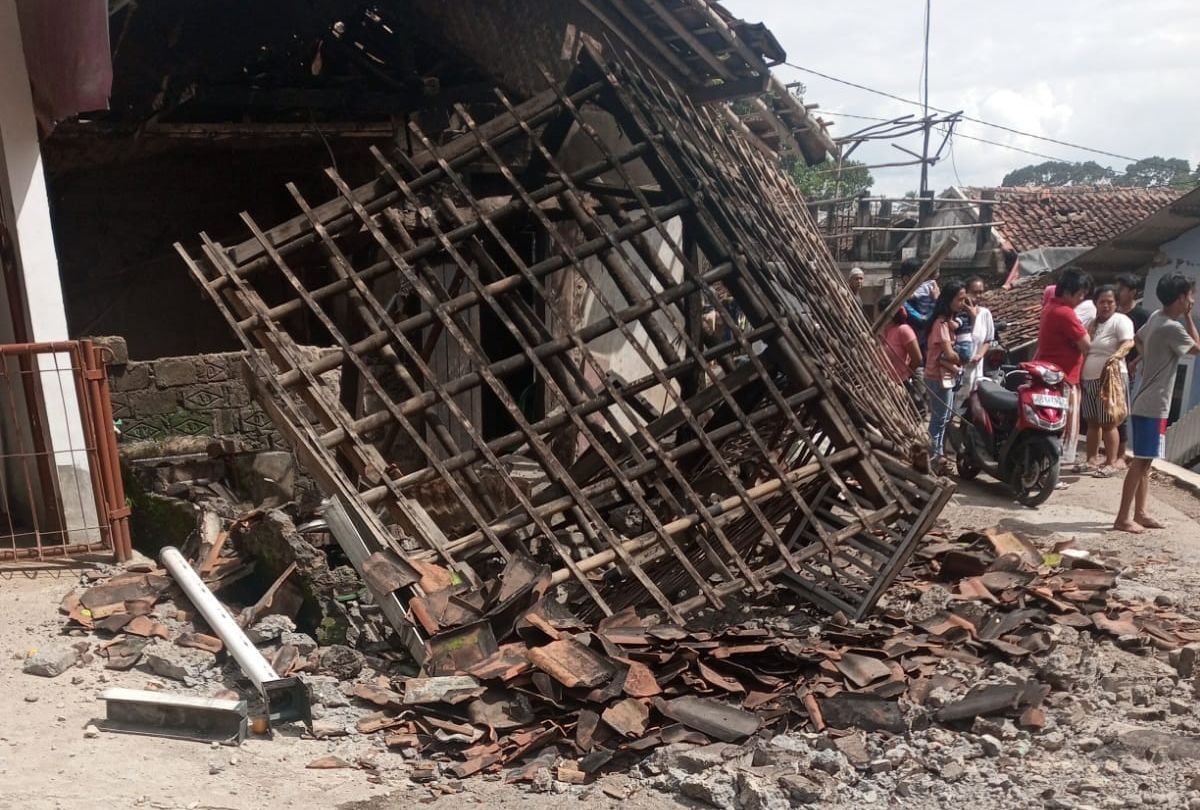 A building collapsed after a 5.6-magnitude earthquake struck Cianjur Regency, West Java on Nov. 21, 2022. Photo: BNPB