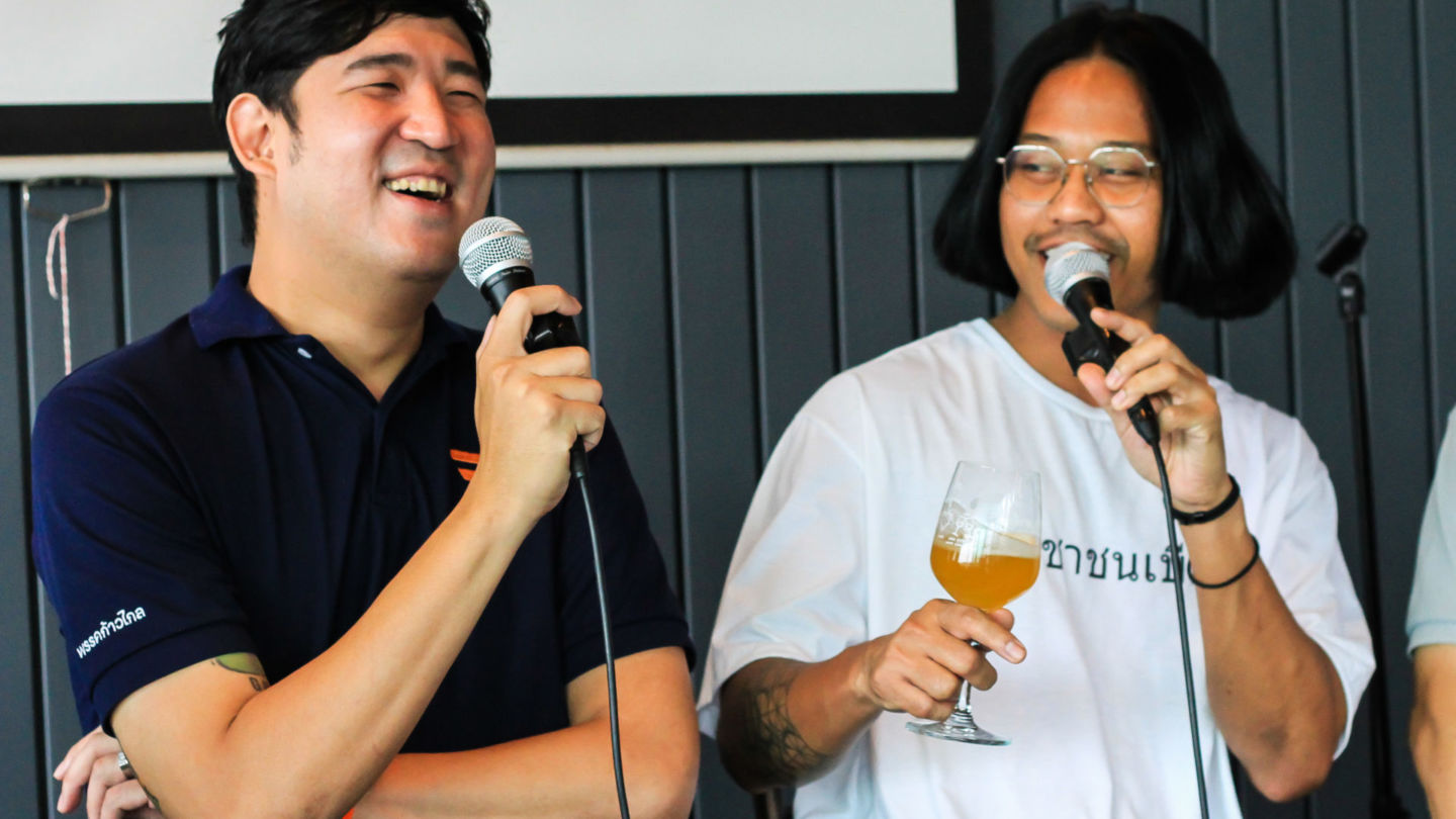 Move Forward Party MP Taopiphop Limjittrakorn, at left, and beer activist Thanakorn Tuamsa-ngiam talk at a panel discussion on craft beer laws. Photo: Chayanit Itthipongmaetee / Coconuts Bangkok
