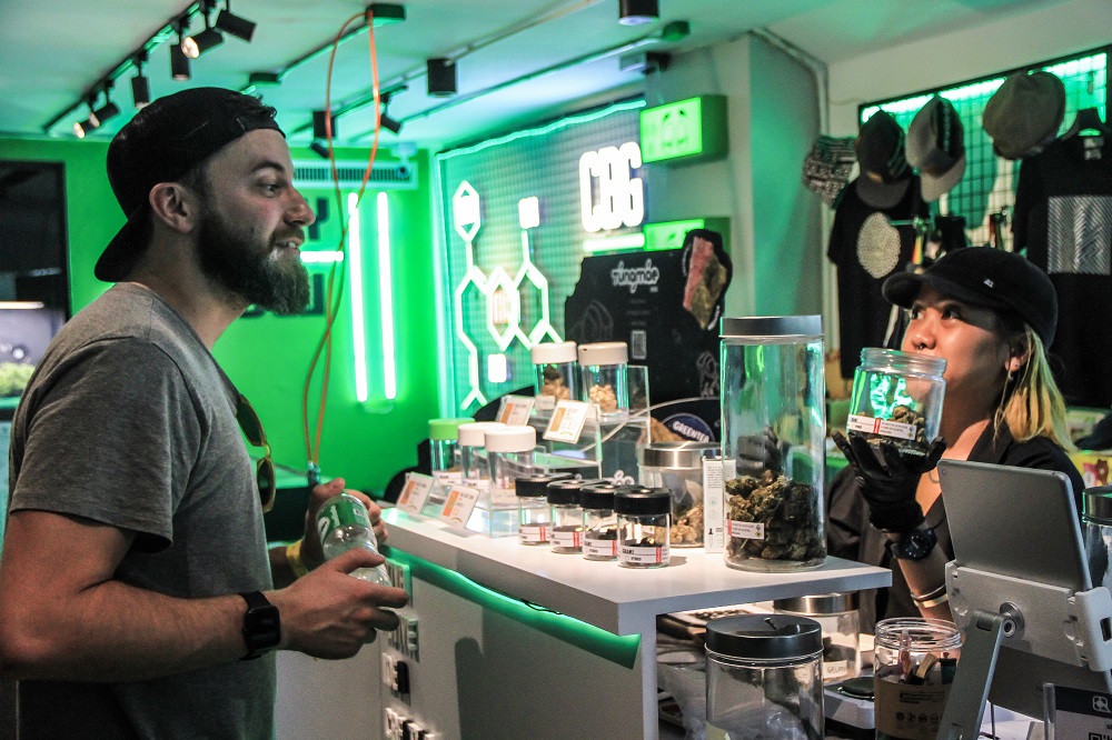 A customer talks to a budtender inside a CBG dispensary. Photo: Chayanit Itthipongmaetee / Coconuts Bangkok
