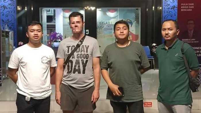 TD (wearing the “Today is a good day” tee) at the immigration office after going viral for selling burgers in Kuta. Photo: Handout