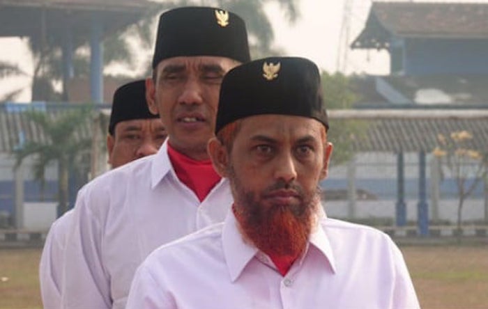 Umar Patek (front) swearing his allegiance to Indonesia in a ceremony. Photo: Istimewa