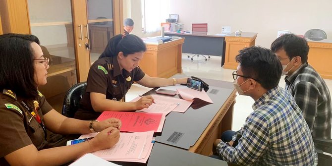 The Badung prosecutors handling the dossier of an Indian national who attempted to smuggle 932 bullet diamonds into Bali by hiding them inside his anus. Photo: Obtained.
