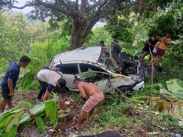 Four Russian nationals were injured after their car plunged 25 meters over a cliff on Jan. 16, 2023, in Buleleng, with the police suspecting brake failure as the likely cause of the accident. Photo: Obtained.