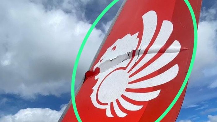 A Lion Air plane cracked winglet after a collision with a jet bridge on Jan. 26, 2023. Photo: Istimewa