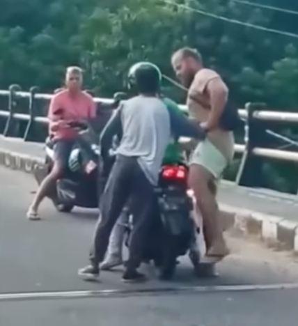 A video of a motorcycle taxi (locally known as ojek) driver getting near-violent with a foreign tourist has drawn the ire of Indonesian netizens, who blasted the attitude as counterproductive to Bali’s tourism-reliant economy. Photo: Screengrab.