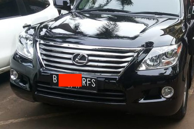 A Jakarta-registered car sporting an “RF” license plate. Photo: Istimewa