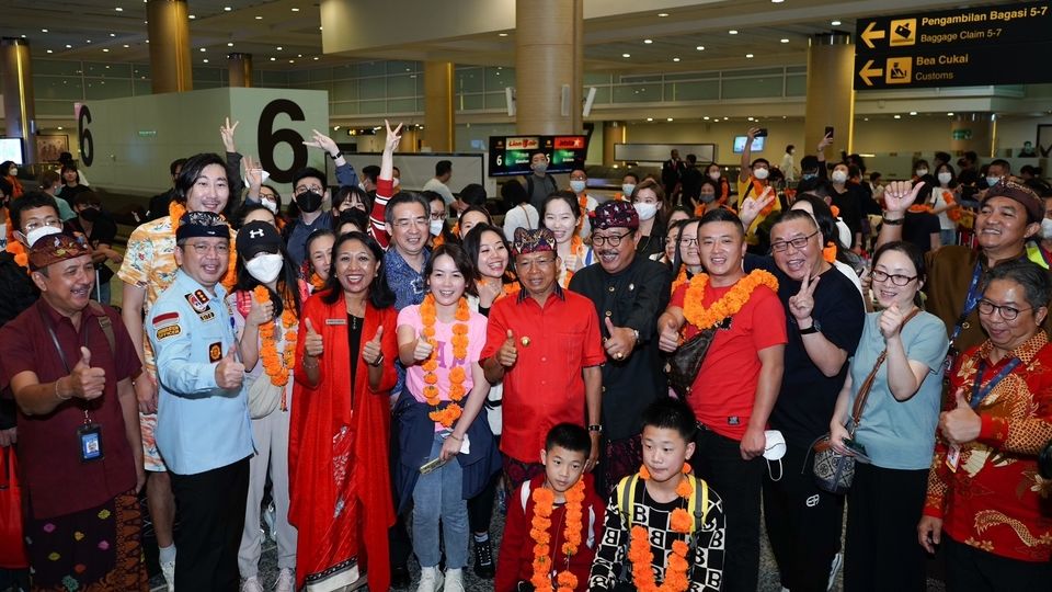 Tourists from Shenzhen welcomed upon their arrival in Bali on Jan. 22, 2023. Photo: Ministry of Tourism and Creative Economy