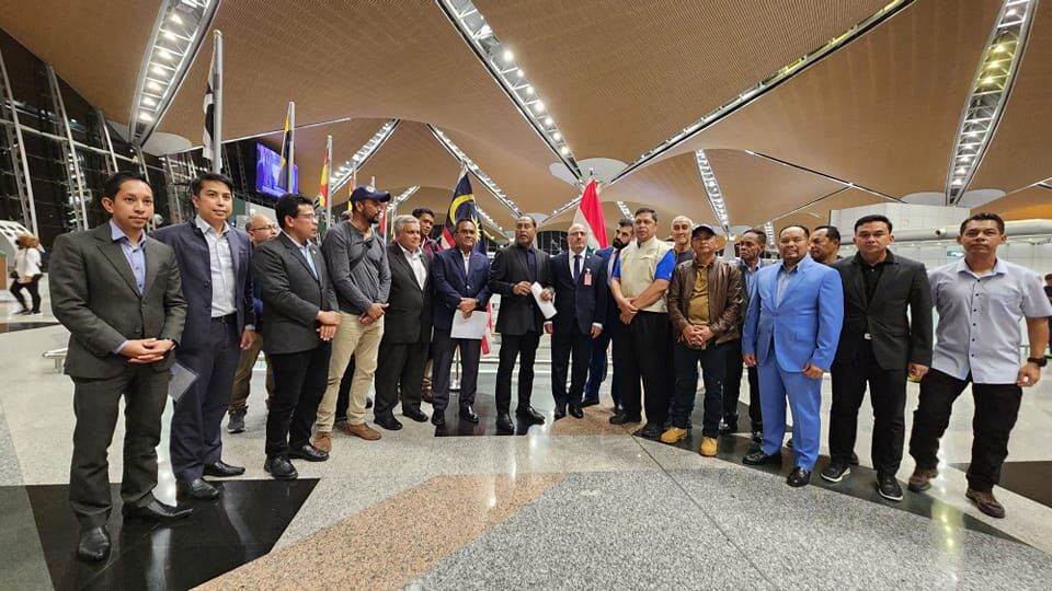 At the Kuala Lumpur International Airport in Sepang on February 14, Foreign Minister Zambry Abdul Kadir (seventh from left) poses for a group photo with the special reconnaissance team departing for earthquake-hit Syria. Photo from Wisma Putra Facebook
