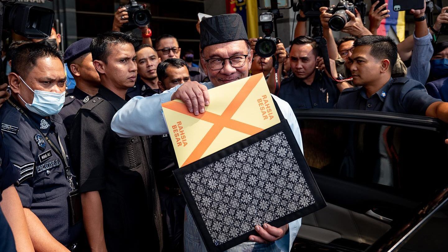 Prime Minister Anwar Ibrahim was seen arriving at Parliament today holding the Budget 2023 document titled ‘Rahsia Besar’ (Top Secret). 

