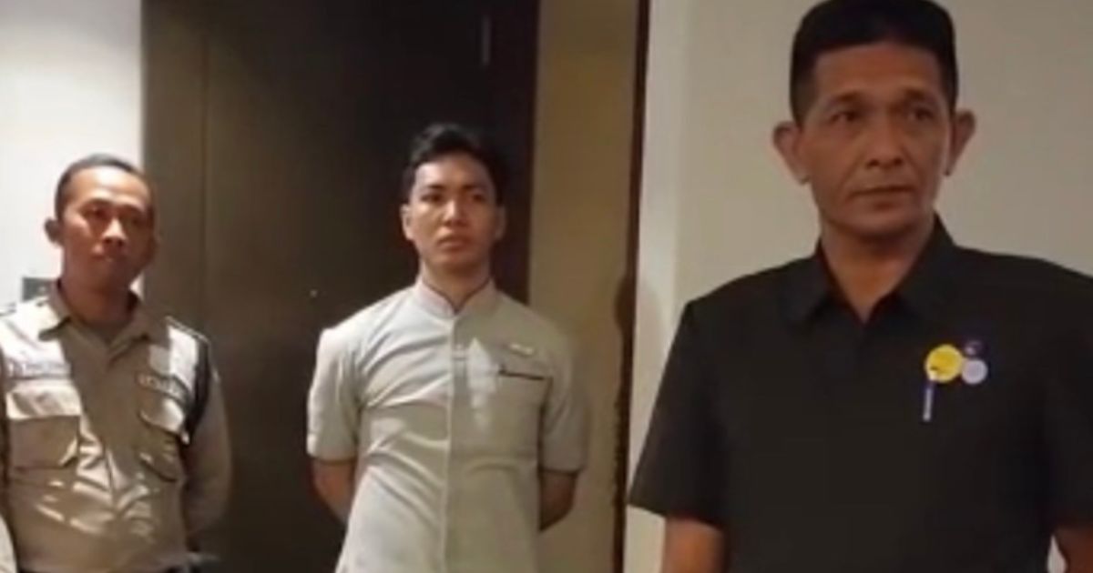 Nusa Dua hotel staff and security pretending to conduct a raid on a guest’s hotel room to catch unmarried couples. Photo: Video screengrab from TikTok