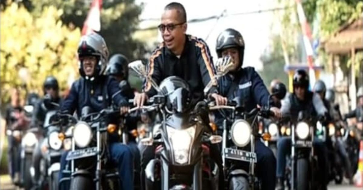Tax Director General Suryo Utomo leads a motorcycle club for tax officials. Photo: Instagram/@smindrawati