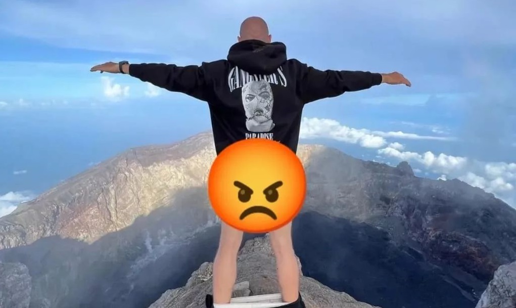 A caucasian male caused backlash after the picture of him taking off his pants on Mt. Agung went viral on March 20, 2023. Photo: IG / @infobadung.