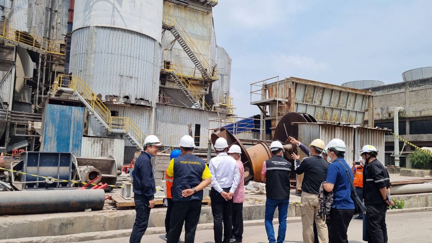 Atoms for Peace officials and local authorities in Prachinburi province inspect a smelting plant Sunday in their search for a device loaded with Cesium-137 that was missing for about a month from a power plant. Photo: Prachinburi Provincial Office
