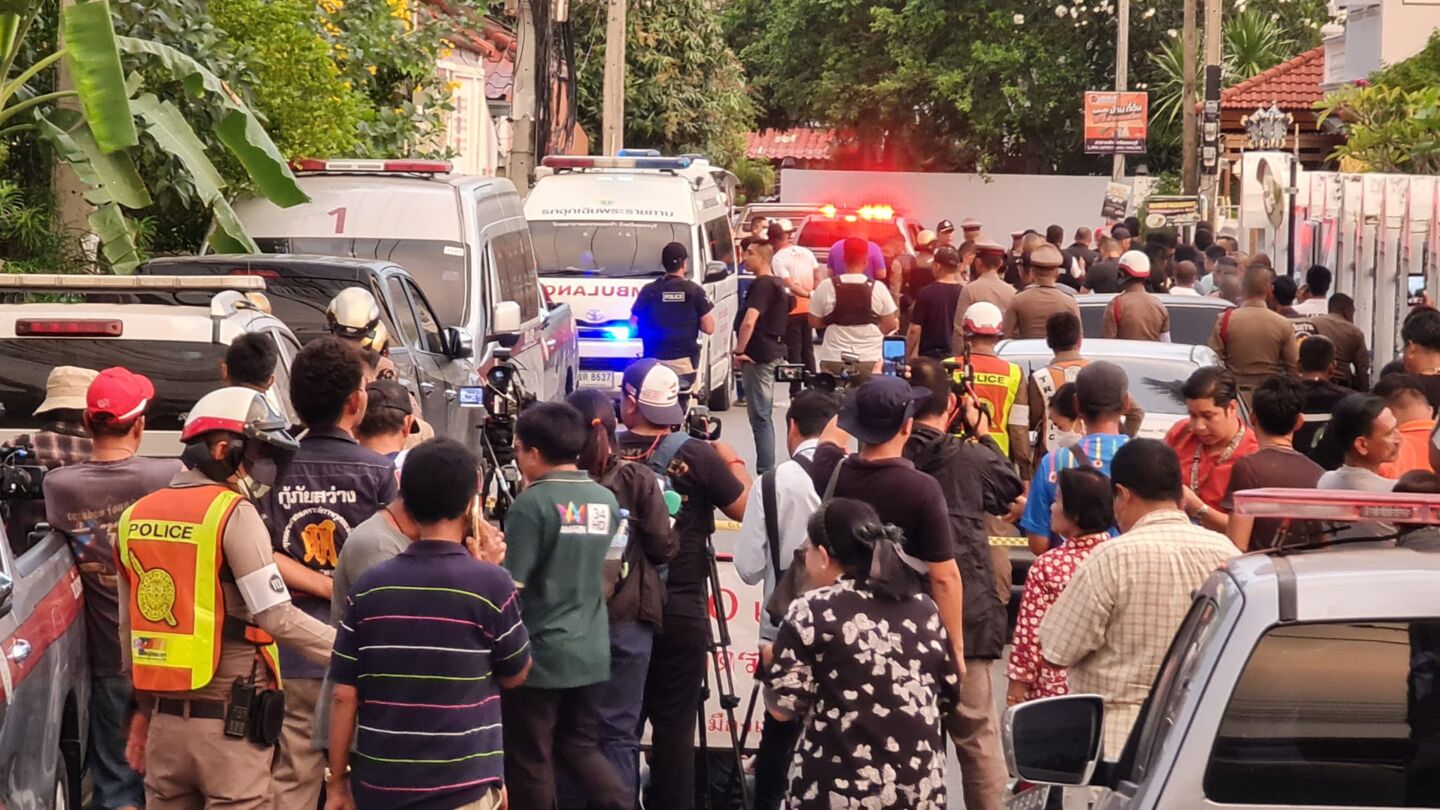 Police cordon off the area where 29-year-old Anuwat Waenthong killed three people and wounded three others in Phetchaburi city before being killed by police. Photo: Phetchaburi Police