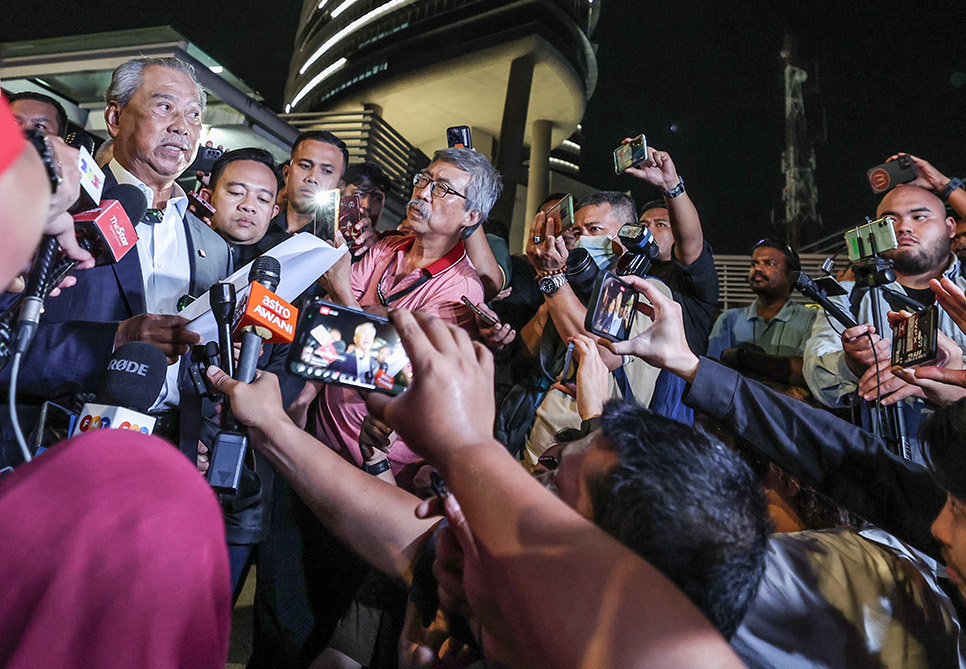 Former Prime Minister Muhyiddin Yassin speaks to reporters after being released on bail by the Malaysian Anti-Corruption Commission where he was summoned for questioning, Kuala Lumpur, March 9, 2023. Photo: S. Mahfuz/BenarNews
