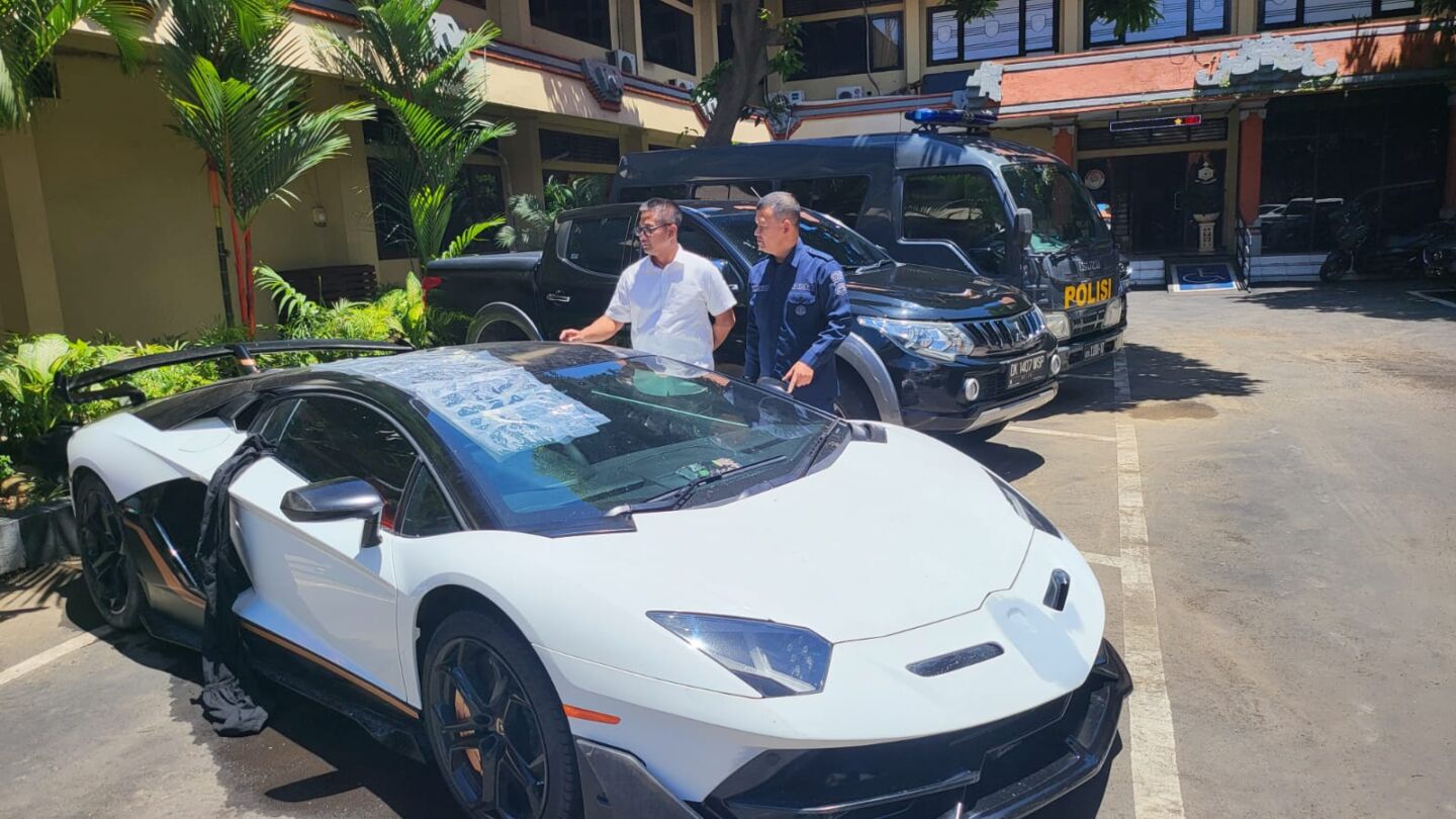 Authorities tracked down and confiscated the conspicuous sports car on March 9, and called on the owner to retrieve the vehicle after they settled the penalties for traffic violations. Photo: Obtained.