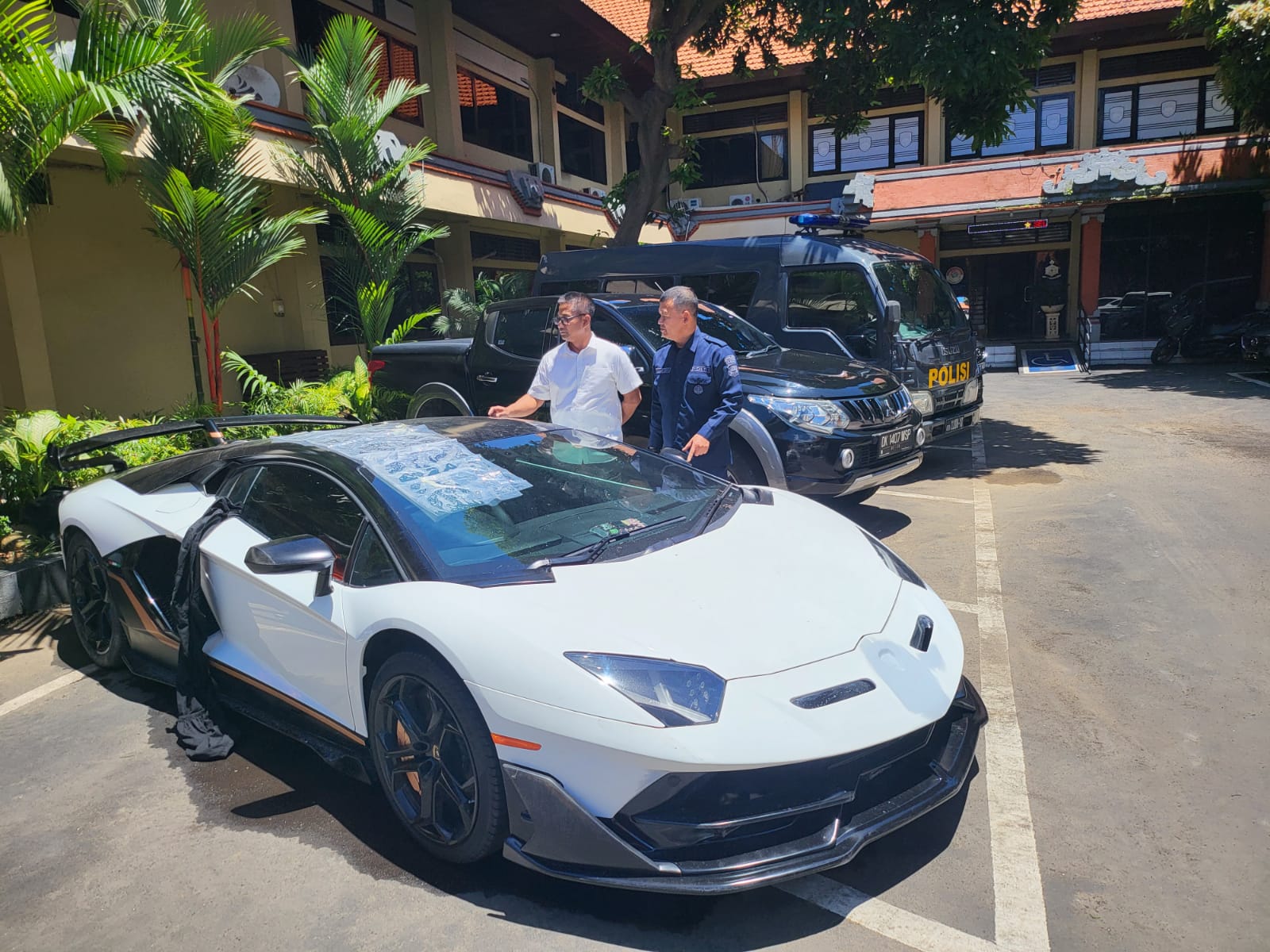 Siapa sebenarnya yang memiliki Lamborghini putih?  Sebuah perusahaan yang berbasis di Bandung mengatakan menjualnya pada tahun 2021 — tetapi tidak ke Domogatsky