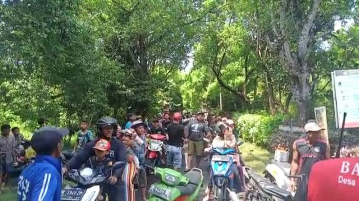 Non-Hindu followers in Sumberkelampok Village in Buleleng defied the pecalang (Balinese traditional security officers) by going to Prapat Agung Beach in Buleleng during Nyepi that fell on March 22, 2023. Photo: Obtained.