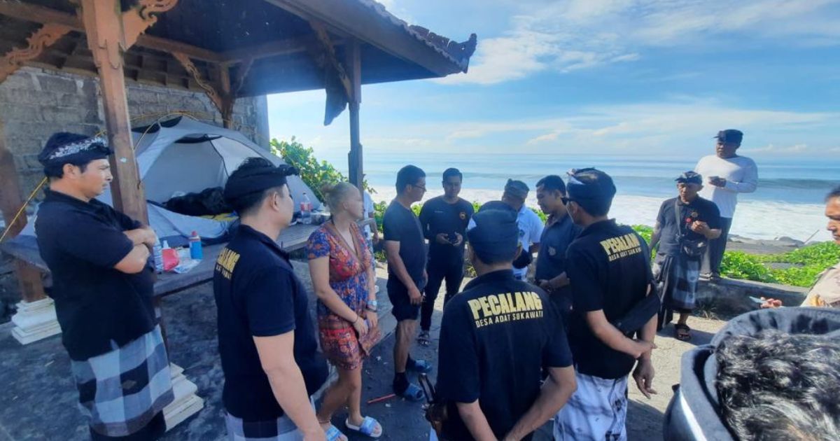 Pecalang officers reprimand a Polish couple for camping outside during Nyepi on March 22, 2023. Photo: Bali Police