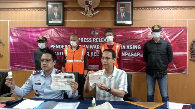 SS (wearing mask, right side), 20, a Russian national, was deported on March 14 for using his leisure visa to earn money in Bali as a stand-up comedian. Right next to him is JDA, an Australian man who was arrested and deported on the same day for drug-related offenses. Photo: Obtained.