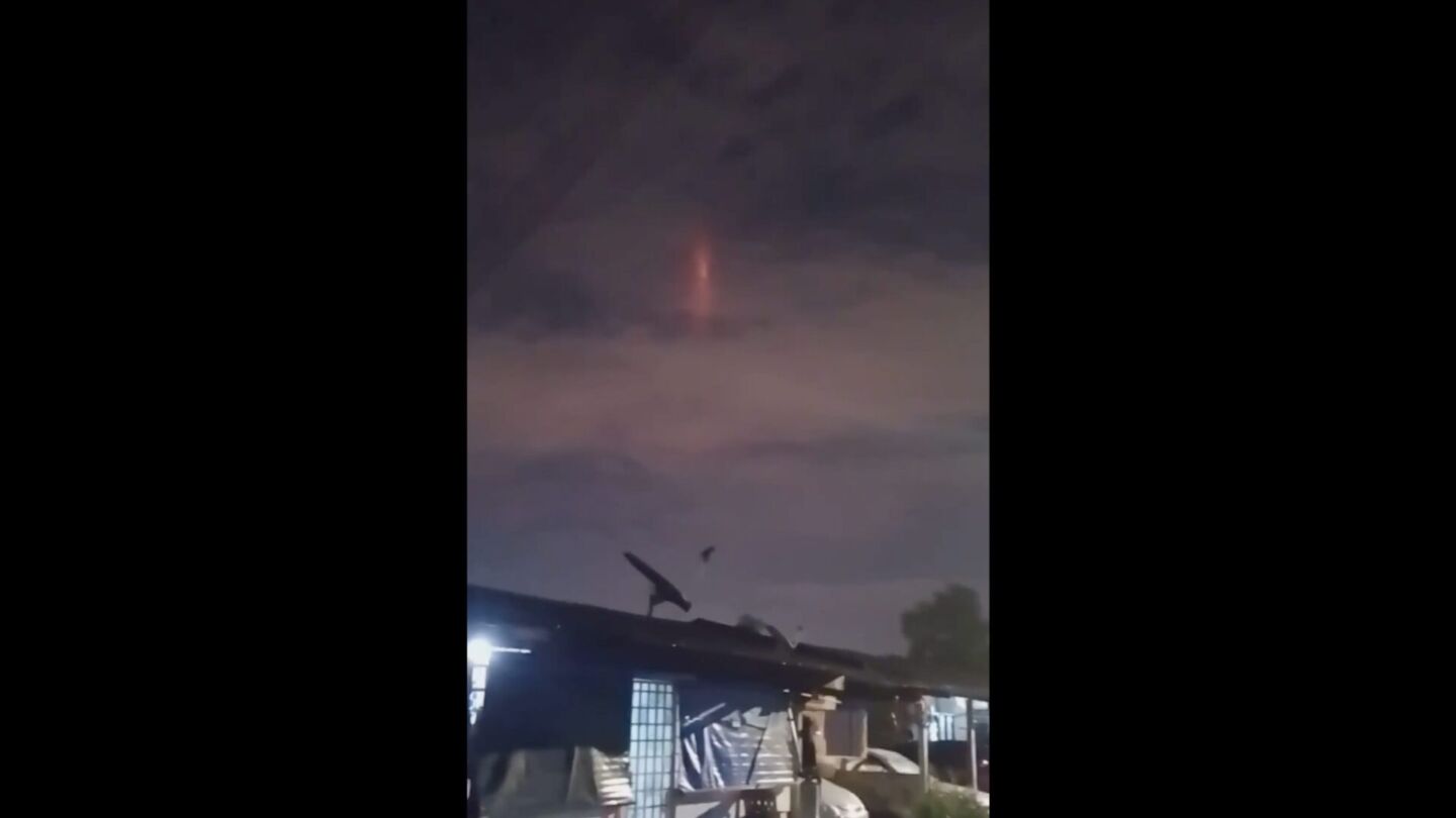 The light pillar spotted in Johor Bahru on Friday. Photo: MyNewsHub Twitter
