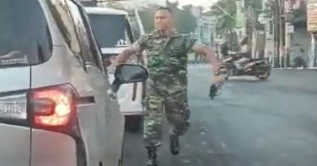 A soldier in Semarang threatening a civilian driver with a bayonet on March 3, 2023. Photo: Video screengrab