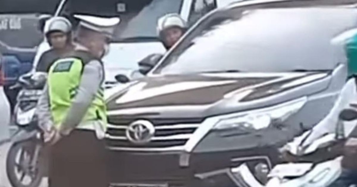 Jakarta cop stands his ground as traffic offender tries to run him over. Photo: Video screengrab from TikTok/@arisbosco