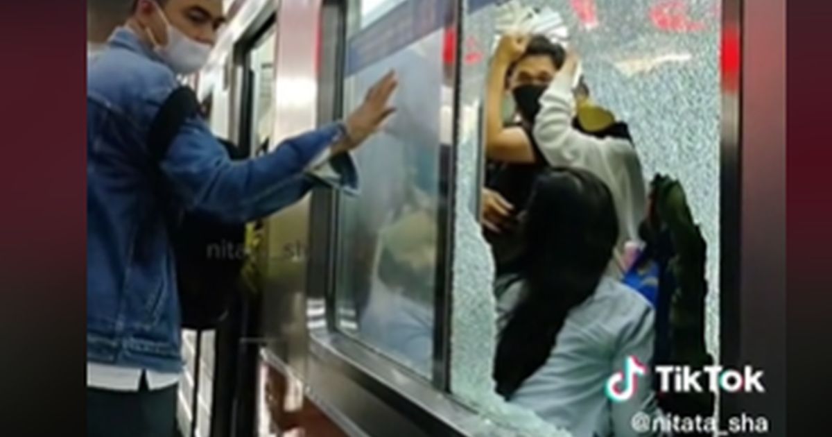 A window of a KRL Commuterline train shattered at a touch on March 1, 2023. Photo: Video screengrab from TikTok/@nitata_sha