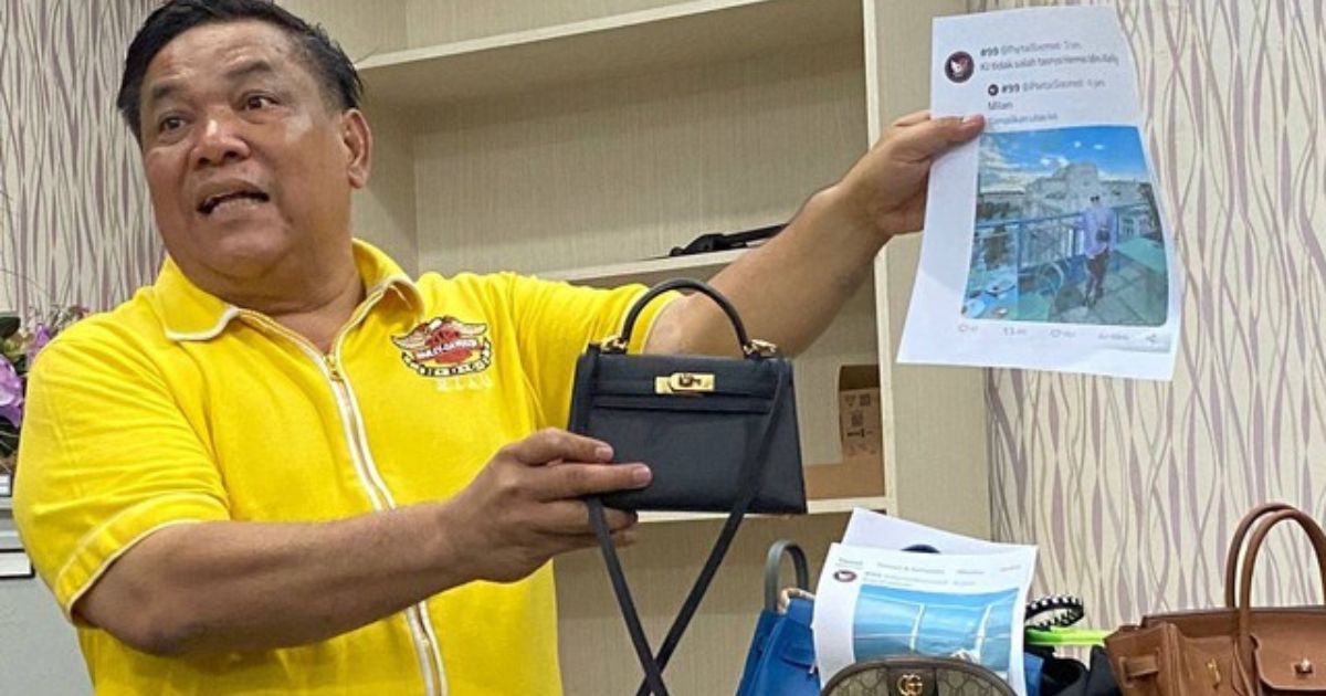 Riau Province Regional Secretary SF Hariyanto showing to the media on March 20 that his wife’s handbags are fake. Photo: Handout