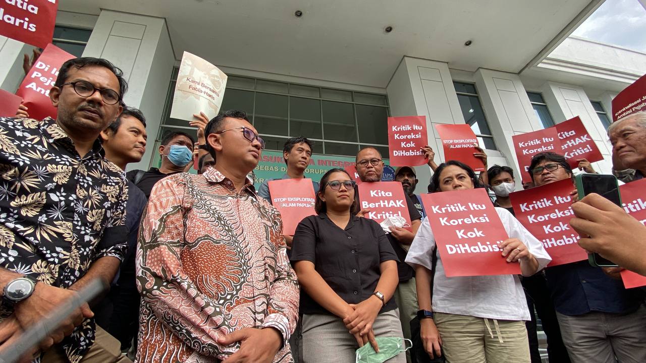 Indonesian human rights activists Haris Azhar (left) and Fatia Maulidiyanti (center), speak to reporters in front of the East Jakarta District Court, April 3, 2023.  Photo courtesy of KontraS