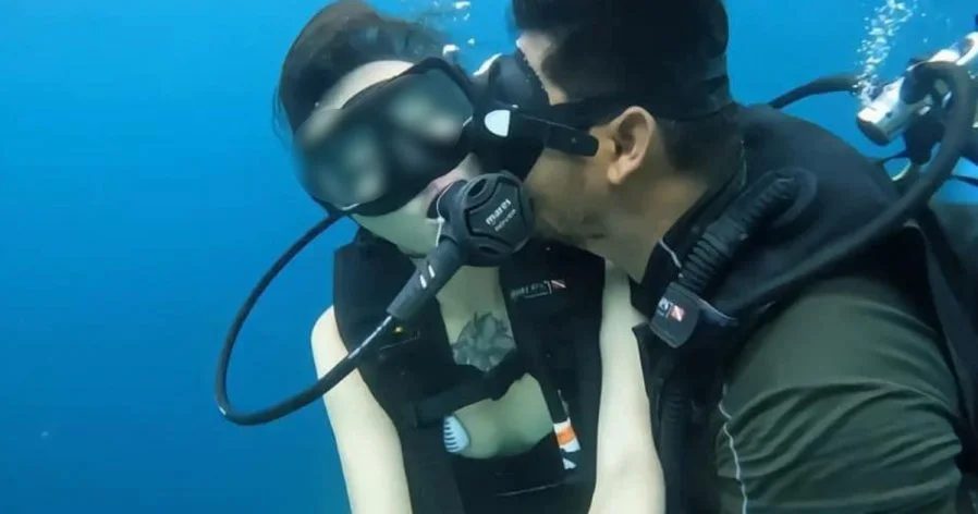The photo in which the woman managed to capture the instructor kissing her without consent underwater/Facebook
