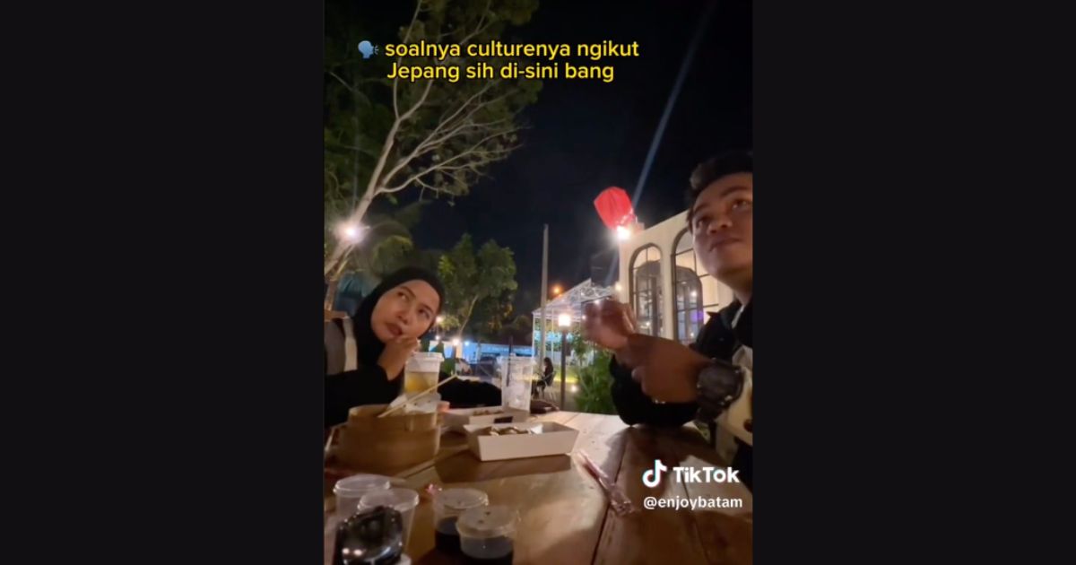 A restaurant staff tells Indonesian food vlogger he can’t eat sushi with his hands. Photo: Video screengrab from TikTok/@enjoybatam