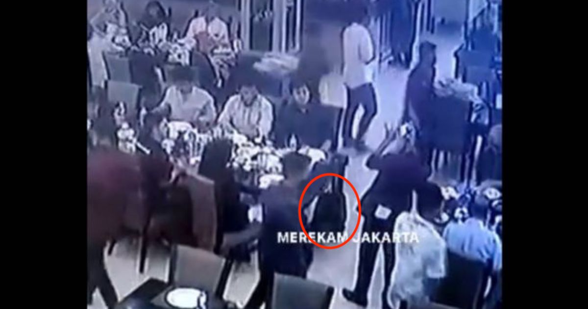 Thieves snatch an unattended backpack from a diner at a Padang restaurant in South Jakarta on May 11, 2013. Photo: Instagram/@merekamjakarta