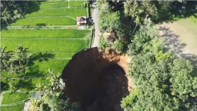 Giant sinkhole appeared on Sep. 11, 2023, in Gianyar, halting access to the famous Tampaksiring tourist destination. Photo: Obtained.